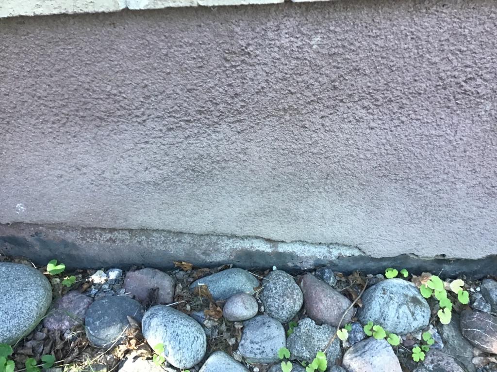 Grundmur Putssläpp på grundmur Då putsen släpper på