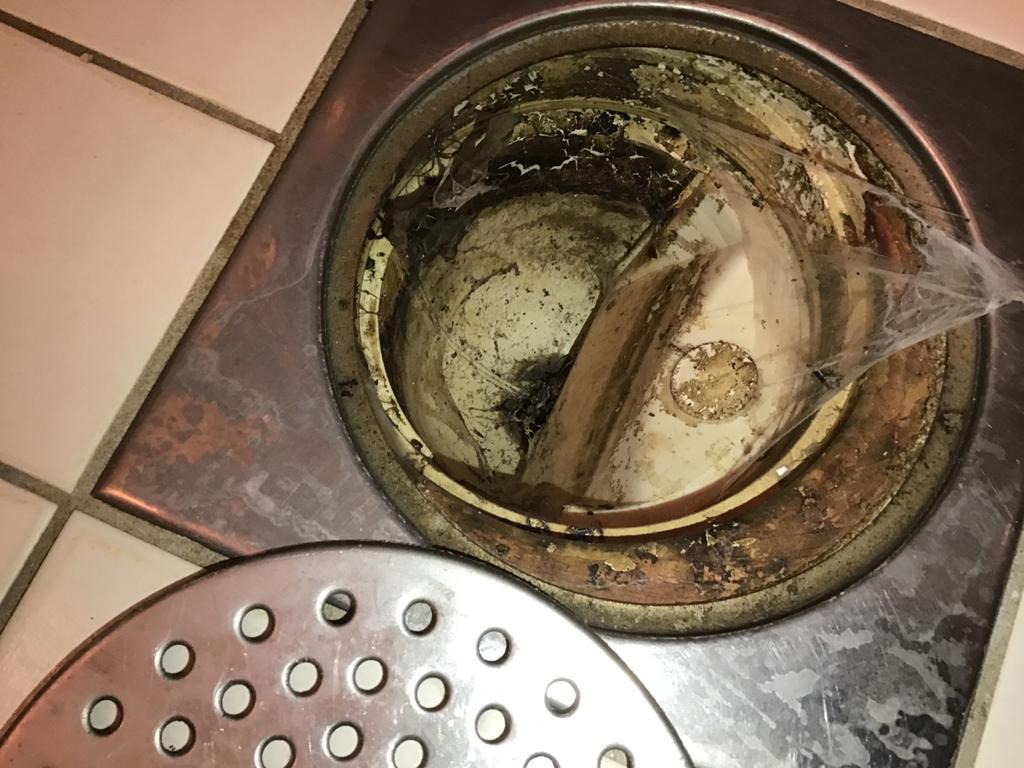 Bastu/dusch Äldre våtutrymmen. I våtutrymme (bad, dusch och tvättstuga) skall det finnas tillfredställande fuktskydd.