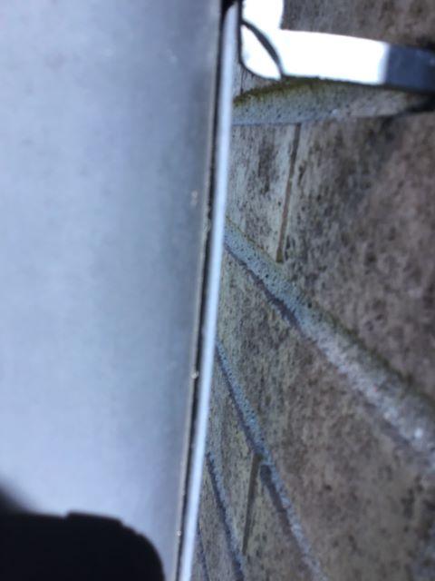 Utvändigt Fasad Stuprörens fals är vänd inåt byggnaden Falsen ska vara riktad utåt ifrån huset.