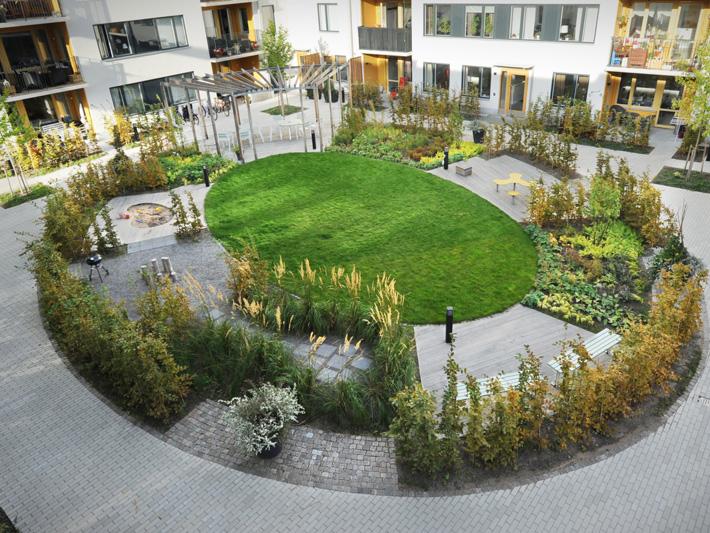 Gestaltning av torghuset Referensbilder Vid torget föreslås en större byggnadsvolym om fyra våningar som kontrasterar med den småskaliga bostadsbebyggelsen och ger torget karaktär.
