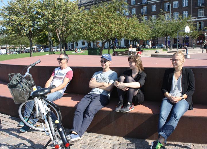 Gaturummen ges stadskaraktär, kantade av lummiga träd och lättillgänglig kantstensparkering som gör det smidigt att nyttja servicen i området.