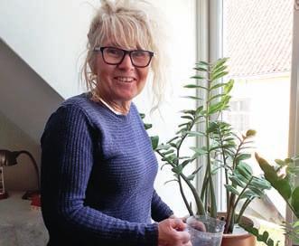 Birgitta driver gården med dottern Mikaela och hon är alltid på språng med olika göromål.