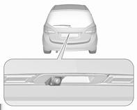Körning och hantering 153 och den avancerade parkeringshjälpens sensorer, t.ex. nedanför stötfångaren eller under fordonet, inte visas.