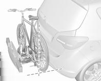 Placera hjulhållarna så att cykeln står tämligen vågrätt. Avståndet mellan pedalerna och bakluckan måste vara minst 5 cm. Båda cykeldäcken måste stå i hjulhållarna.
