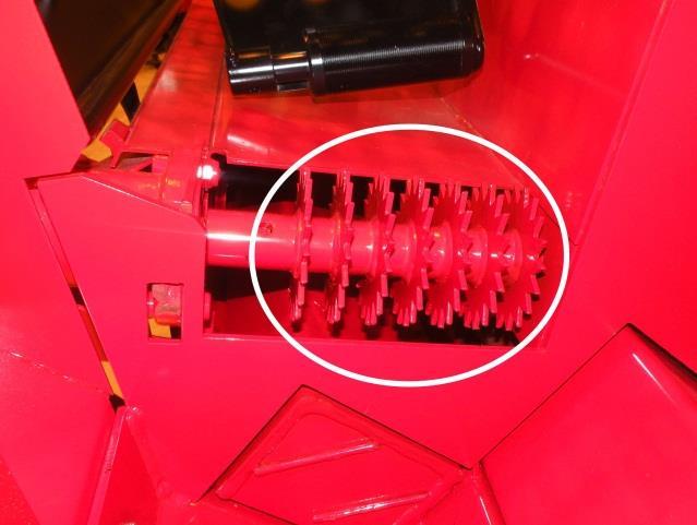 20 Nivåglaset på bild 32 visar när du behöver fylla på sågkedjeolja. När nivåglaset är oljebrunt finns det tillräckligt med olja, men om nivåglaset är klart ska du omedelbart fylla på olja. 4.
