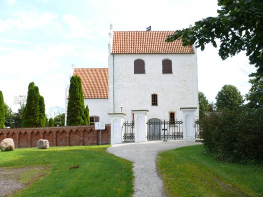 Maglarps gamla kyrka Maglarps gamla kyrka är en romansk tegelkyrka, bestående av ett brett västtorn, långhus, kor med absid och en nykyrka i norr.