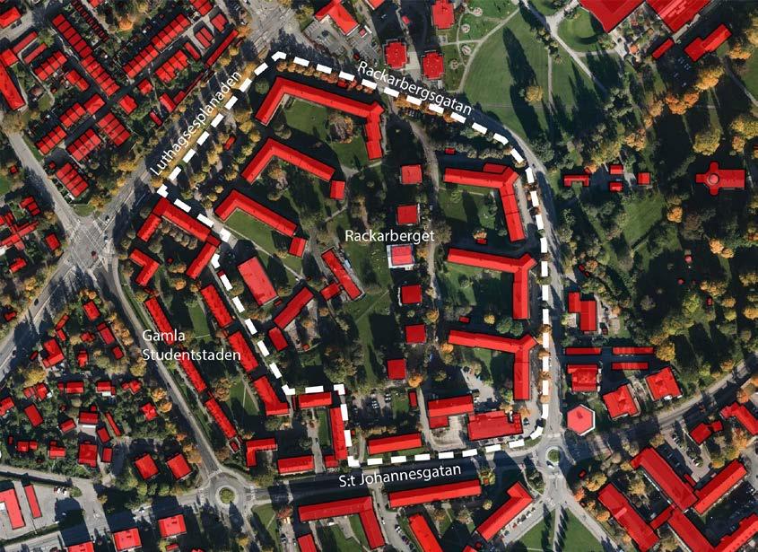 På motsatt sida Rackarbergsgatan finns flerbostadshus och studentbostäder från senare tid, Ekonomikumparken samt Observatorielunden.