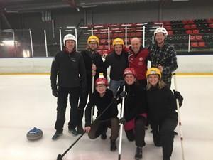 Måndag 4 december I kväll fick vi besök av Mikael Östergren med kompisar. Åtta personer fick en curlinglektion med teori och övningar av Pelle och Kjell. Duktiga elever med stor entusiasm, härligt!