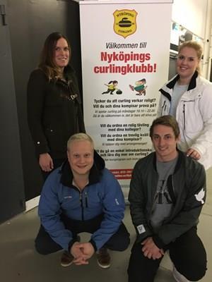 Fredag 20 oktober Py Jägerdén o co hyrde en bana för att prova att spela curling. Något de påstod att de aldrig gjort, men verkar ju roligt.
