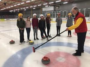 Onsdag 11 oktober Säsongens första prova-på genomfördes med åtta elever från Alpha-skolan. Pelle, Kjell, Janne och Anders lärde ut grunderna i curling.