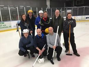 Måndag 19 mars I kväll var det fullt hus i Lilla ishallen. Prova-på på två banor, internmatch på en. Det var ett kompisgäng på 16 personer som ville testa curling.