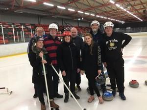 Här ser vi det glada gänget (4 lag) som provade på curling i kväll. På den tredje banan spelades det internmatch. Det var Dynamo Kjell och Nya Nyköping som möttes.