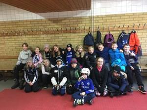 Torsdag 15 februaari På bilden ser ni elever från Rosenkällaskolan som provade på curling i dag.