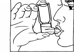 2. Andas ut djupt (utanför inhalatorn). 3. Håll inhalationssprayen enligt fig. 1, och slut läpparna runt munstycket. Håll inhalatorn lodrätt med botten uppåt. 4.