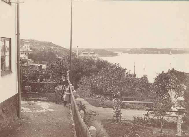 TRÄDGÅRDEN MOT VÄSTER (I BAKGRUNDEN SKYMTAR TORNET PÅ LUDVIGSBERGS DISPONENTVILLA). MANNEN VID GRINDEN ÄR ÄGAREN E. M. KJELLANDER. FOTO OMKR. 1890, SSM E13264.