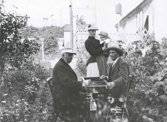 TRÄDGÅRDEN VID LILLA SKINNARVIKSGRÄND 6. MÄNNEN VID BRÄDSPELSBORDET ÄR T.V. E.M. KJELLANDER OCH T.H. HANS SVÄRSON K. E. STENQUIST. KVINNAN ÄR KJELLANDERS DOTTER EMMA, GIFT STENQUIST. FOTO OMKR.