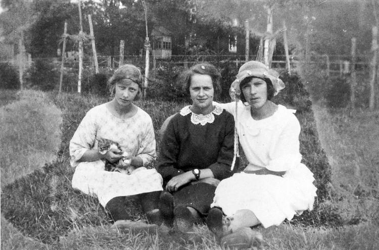 Tre damer i gröngräset, Hilma Andersson, Kopperud nr 8, Hallstens, Elin Andersson,