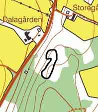 Området är stenigt och berg går i dagen och där är fältskiktet fårsvingeltorräng men i övrigt dominerar rödvensfriskäng.