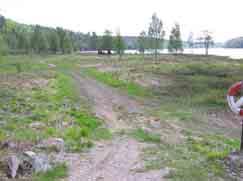 BESKRIVNING Vid Härsjön ligger precis jämte väg 156 en badplats som är välbesökt och på denna plats var det förr en beteshage.