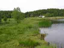 näringsrika slättsjöar som ligger i ett litet tråg norr om Hökås och Stora Hålsjön. De omgivande markerna är flacka liksom sjöns stränder.