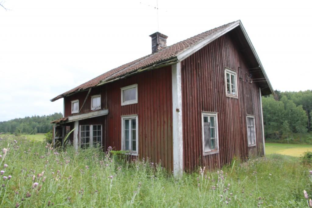 Entrén till mangårdsbyggnaden på Erikssongården. Gården som numera ägs av Rolf Norlin på Hammarby är i ett dåligt skick, endast en del av den ursprungliga ekonomibyggnaden används idag som stall.
