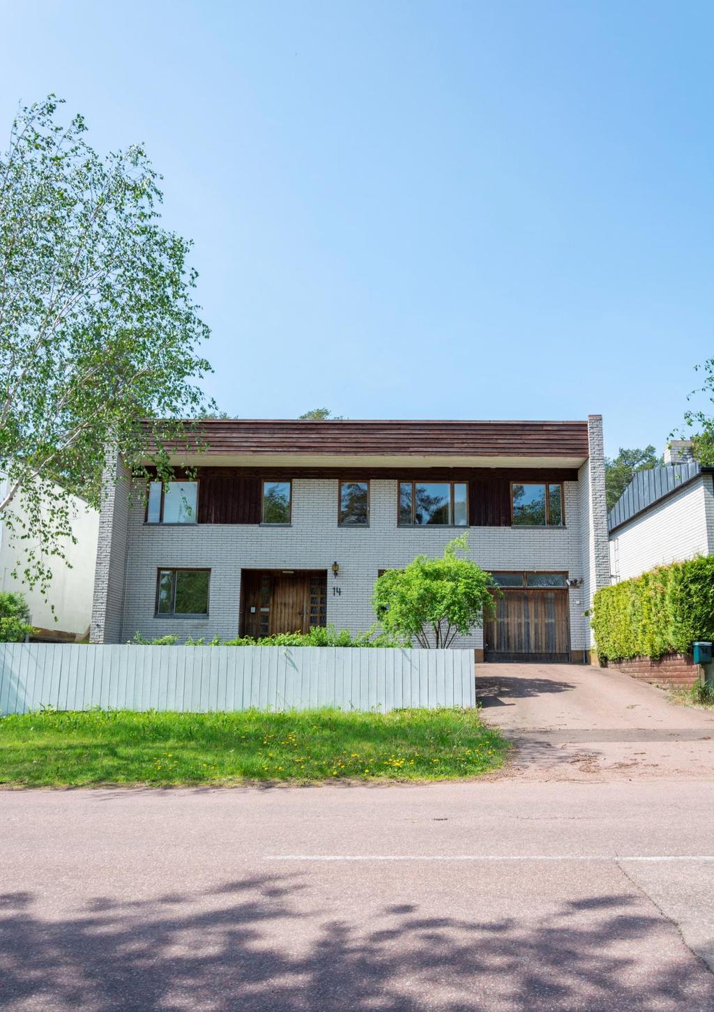 ostadshus vid Askuddsvägen 14 i Mariehamn Rymligt bostadshus med öppna sociala och anslutande garage samt