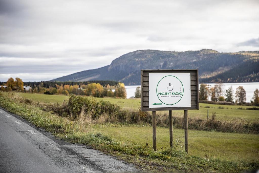 Thomas jobbar på Mekonomen i Östersund och trivs bra med de cirka 40 minuterna i bil till och från jobbet. Lotta arbetar som undersköterska och hoppas hitta jobba närmare Kaxås.