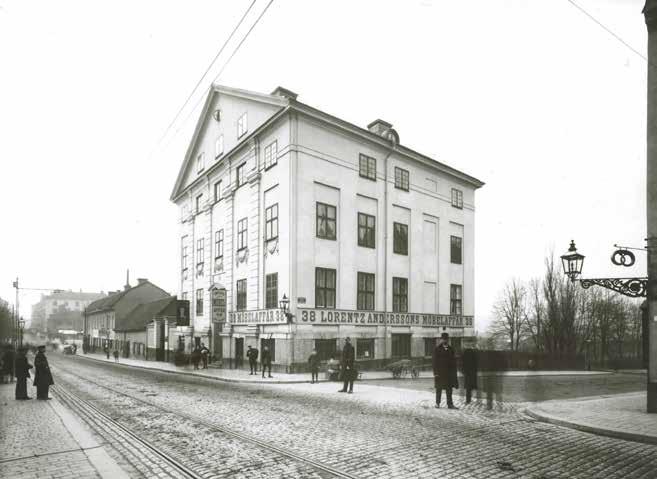 KRING 1900 VAR FRITRAPPAN BORTA, OCH FÖNSTERSÄTTNINGEN NÅGOT ANNAN ÄN IDAG. SÖDER OM PALATSET LÅG INKÖRSPORTARNA TILL GÅRDEN, OCH VIDARE LÄNGS GÖTGATAN FLERA HUS.