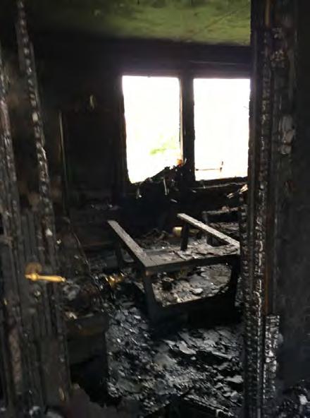 vardagsrummet. Ovan till höger syns ett utav rummen, gillestuga på bottenvåningen.