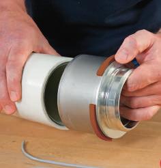 Verktyg krävs bara för pressning och detta steg kan utföras bekvämt och ergonomiskt på arbetsbänken.