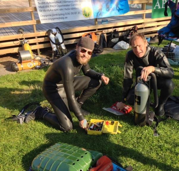 På bilden till höger ovan ser vi Dan Berg tillsammans med Lena Helmersson förevisande en Poseidon Cyklon Junior på flaska med