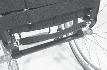 RYGGSTÖD Ställa in ryggstödsvinkeln Drag eller tryck mitt på draglinan (3) för att ställa in ryggstödets vinkel. Sväng sedan ryggstödet till nästa möjliga spärrposition [1].