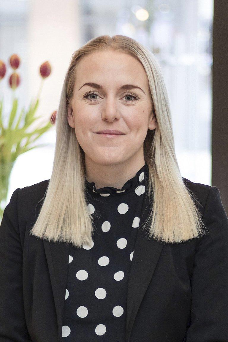 ERICA SKOGLUND Efter många år inom säljyrket har jag nu sadlat om till mitt drömyrke fastighetsmäklare! Här har jag jobbat sedan 2017 och har bra lokalkännedom tack vare att jag är uppvuxen i norrort.