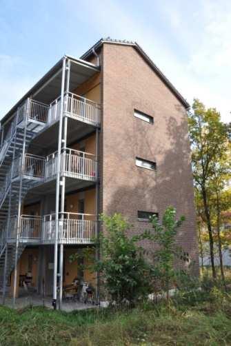 Typplanlösning med entrén till bostadsgården från gatan och entréerna till bostäderna från gården Gång och cykel Enligt Stockholms miljöprogram