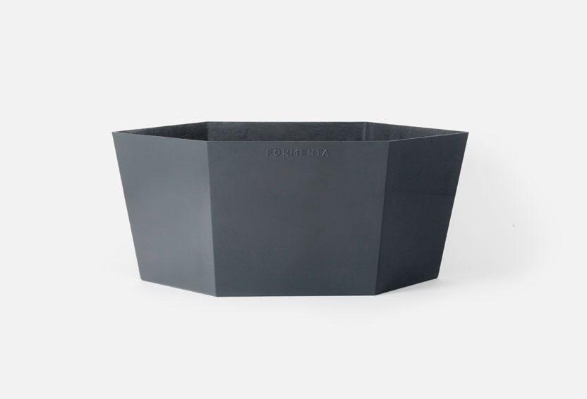 PLANTERINGSKÄRL HAPPY Planter Happy En serie planeringskärl i fyra storlekar i stilren design för offentliga miljöer.