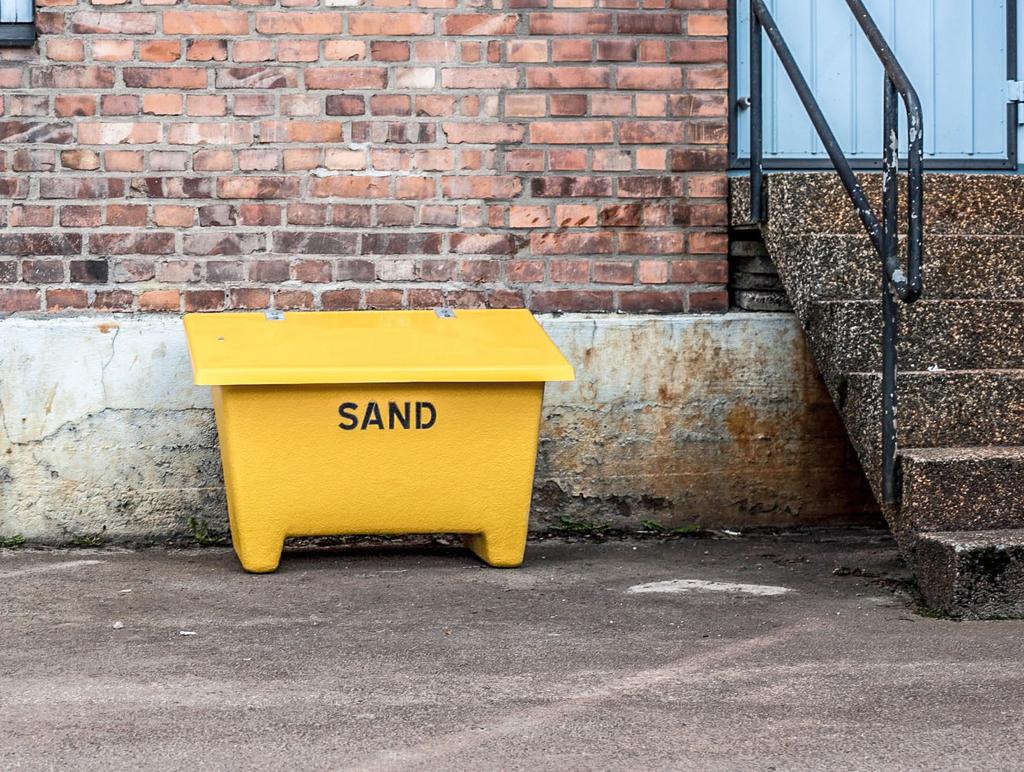 SANDBEHÅLLARE Sand Containers Formentas sandbehållare är tillverkade i glasfiberarmerad polyester.