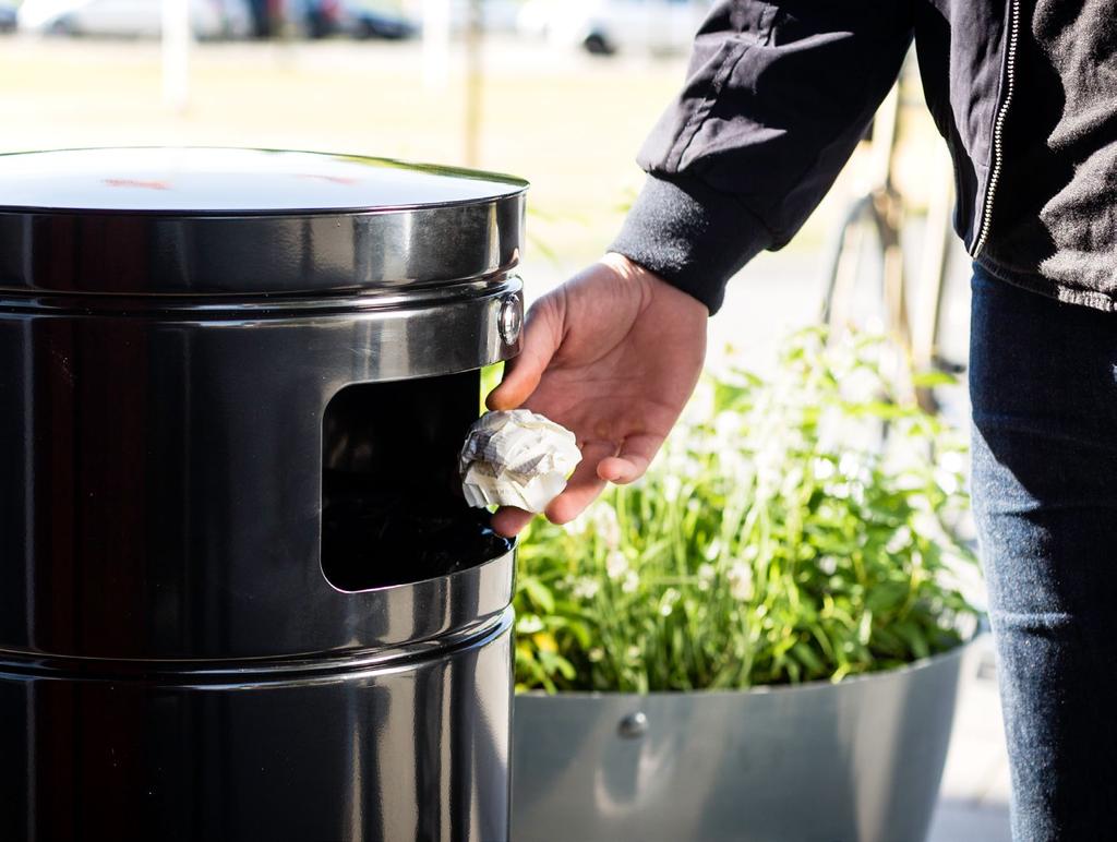 PAPPERSKORGAR & ASKKOPPAR Wastebins & Ashtrays Formentas papperskorgar är utvecklade för användning i offentlig utemiljö och passar exempelvis väl in i parker, utmed gångstråk och vid entréer.