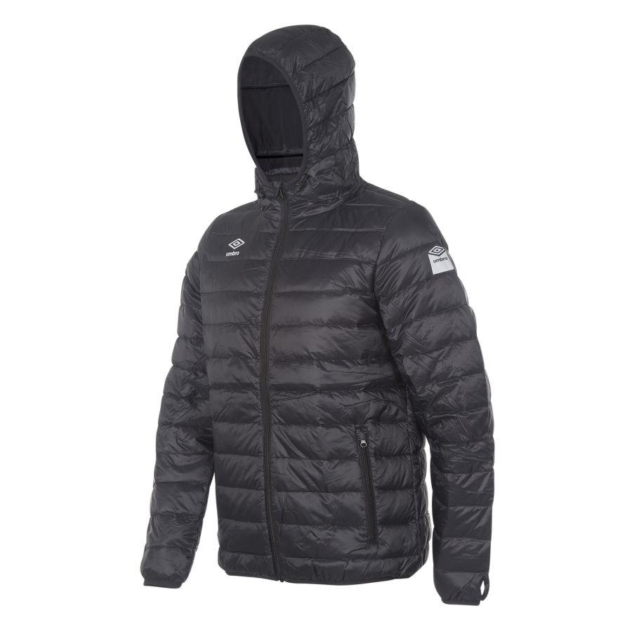 Klubb Jacka UMBRO CORE DOWN JACKET Lätt dunjacka som är perfekt till och från träningen under den kalla årsperioden. Praktisk luva skyddar mot väder och vind. Finns även i barnstorlekar.