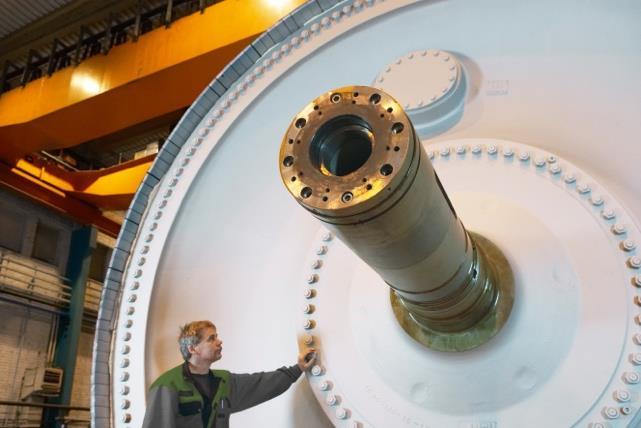 För att Yankeecylinderns mantelyta skall få önskvärd temperatur fylls utrymmet inuti cylindern med vattenånga som har ett övertryck och en temperatur på ca 150ºC.