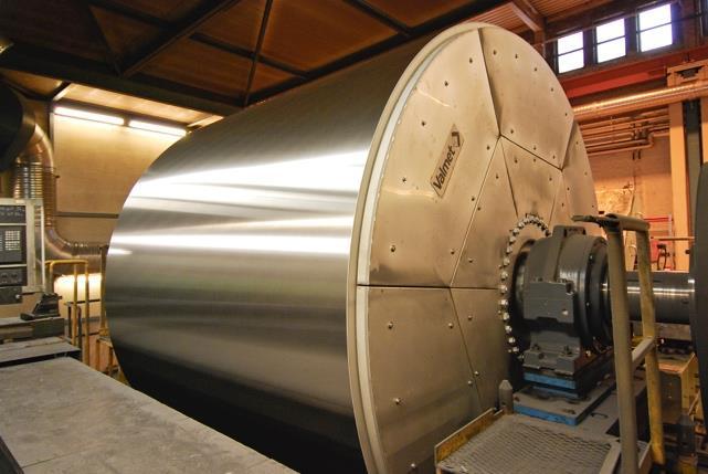 För att värma upp den mängd vattenånga som krävs för att i sin tur värma upp mantelytan på Yankeecylindern föbrukas det upp till 2500kW, beroende på storek och maskinhastighet.