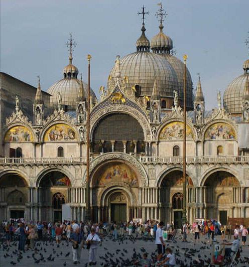 Här ser vi St.Markus kyrkan i Venedig.