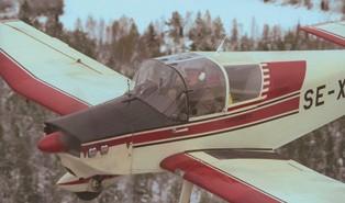 Erik Bratt, 88, Sveriges tills nyligen äldste flygare, i sin Jodel. - Efter att ha flugit i nästan 70 år tyckte jag för en tid sedan att det fick räcka, säger Erik i mars 2004.