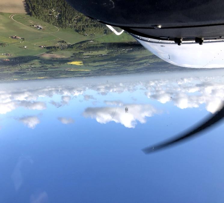 Hörseln är ofta nedsatt hos äldre piloter liksom att rörelseapparaten muskler, senor, leder och ledband är stelare. Muskelmassan minskar med stigande ålder men kan kompenseras med träning.