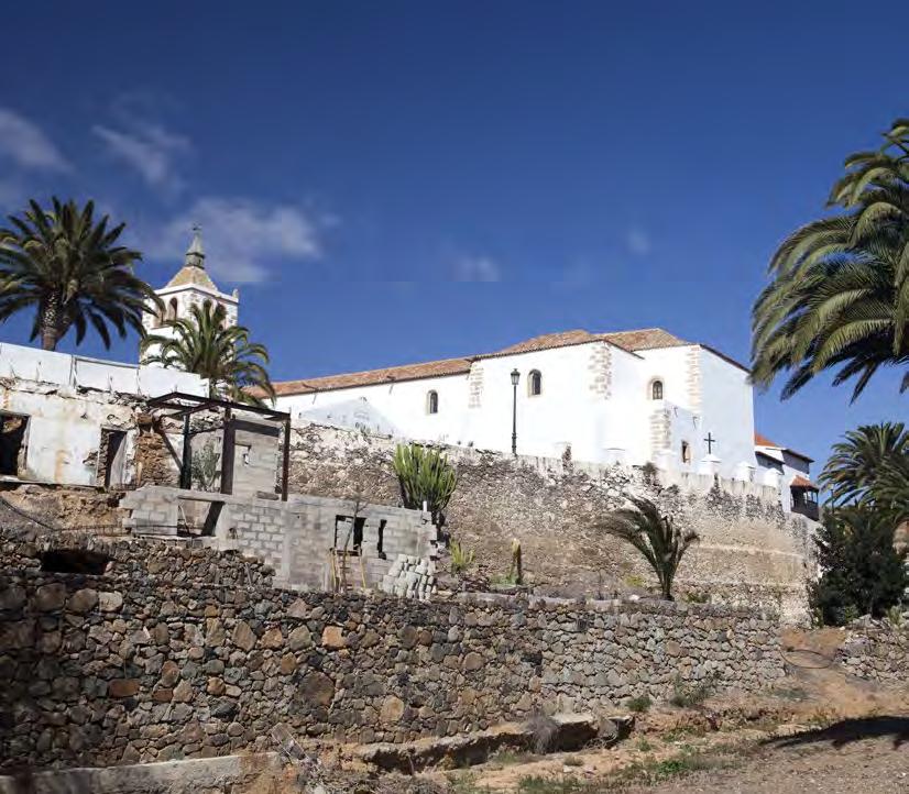 6 FUERTEVENTURA 5 x byar Lajares Den lilla västernbyn Lajares är en säregen by, du hittar den mitt inne på norra delen av ön, vid foten av den fina rödbruna vulkanen Calderon Hondo som du också kan