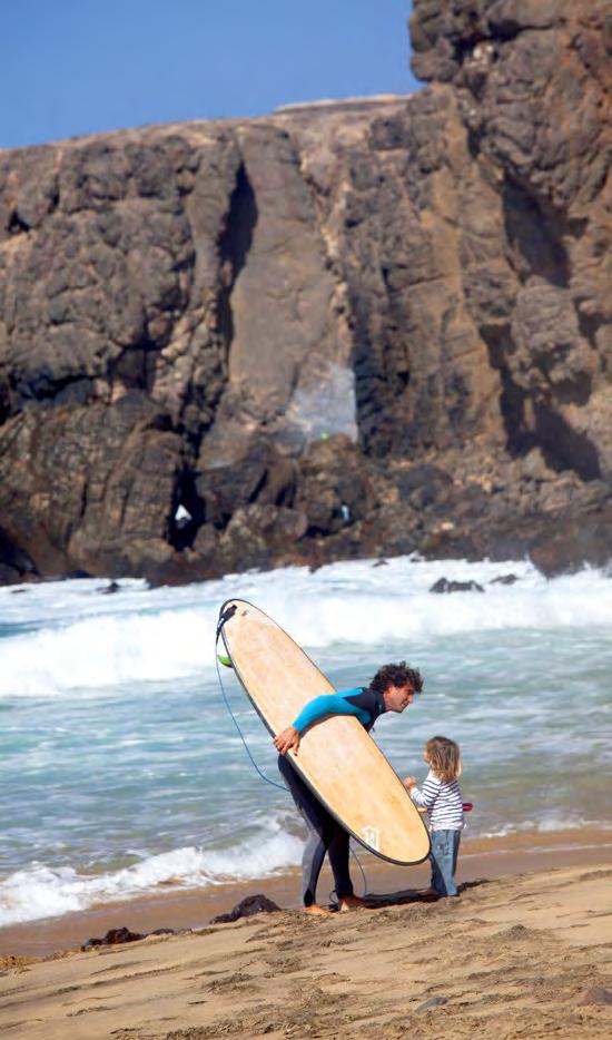 5 x surfing Surfing Fuerteventura är ett av Europas mest populära, och bästa, surfingställen. Du ser dem överallt, bilarna med brädor som navigerar ut mot platserna där de bästa vågorna finns.