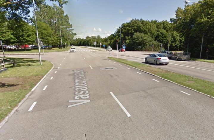 Det saknades speciella körfält avsedda för linjetrafik. Skyltad hastighet var 40 km/h. Figur 11. Järnvägsgatan innan ombyggnation (Google Maps, 2014).