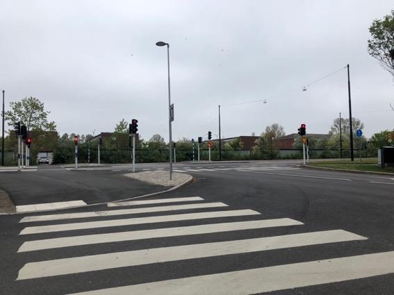 Vasatorpsvägen/Larmvägen Hinderfria fotga ngarytor finns på de stråk där fotgängare kan tänkas röra sig och som leder fram till busshållplats och även övergångsställe.