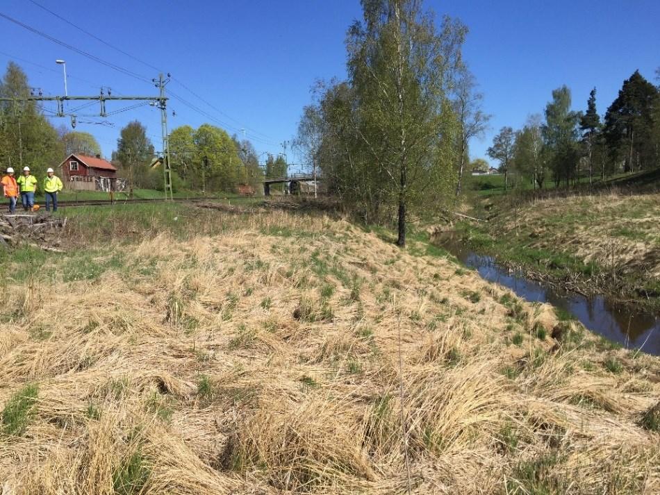 7 (11) Figur 3 Foto över slänt ner mot Svinbäcken, vy norrut. Bild: Atkins 2018 Vid ca KM 268+655 finns en gång- och cykelpassage i plan vilken ligger på bro över Svinbäcken, se figur 4.