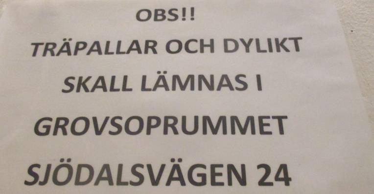 GOLVET i grovsoprummet är inte plats för det du inte vill ha. Och flaskorna läggs inte i det här grovsoprummet. LÄS på plakaten vad som ska läggas i resp. tunna och resp.