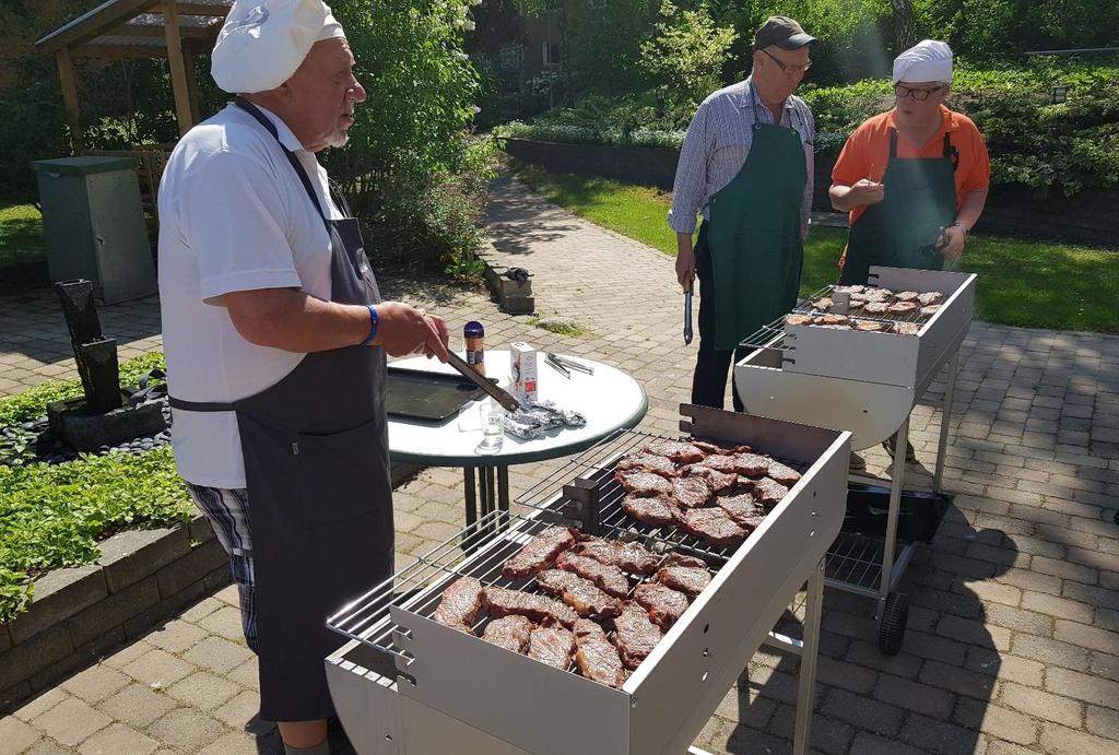 grillarna. Köksmästarna Rainer och Kurre med gott biträde från Per och Kent samt damer med serveringshandskar. Prisutdelning med pokal och vin till de bästa.